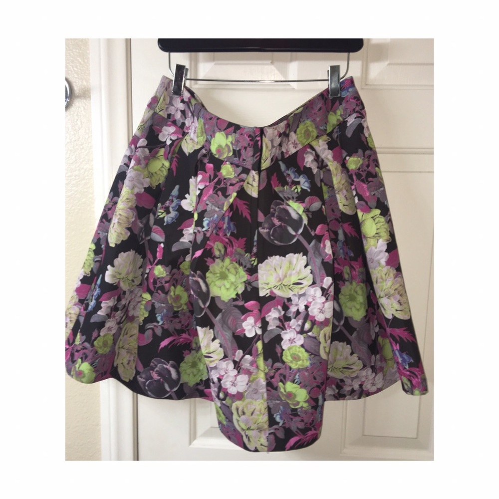 Floral Co-ord (matching crop top and skirt) Two Piece Set Plus Size - Picture 6 of 8